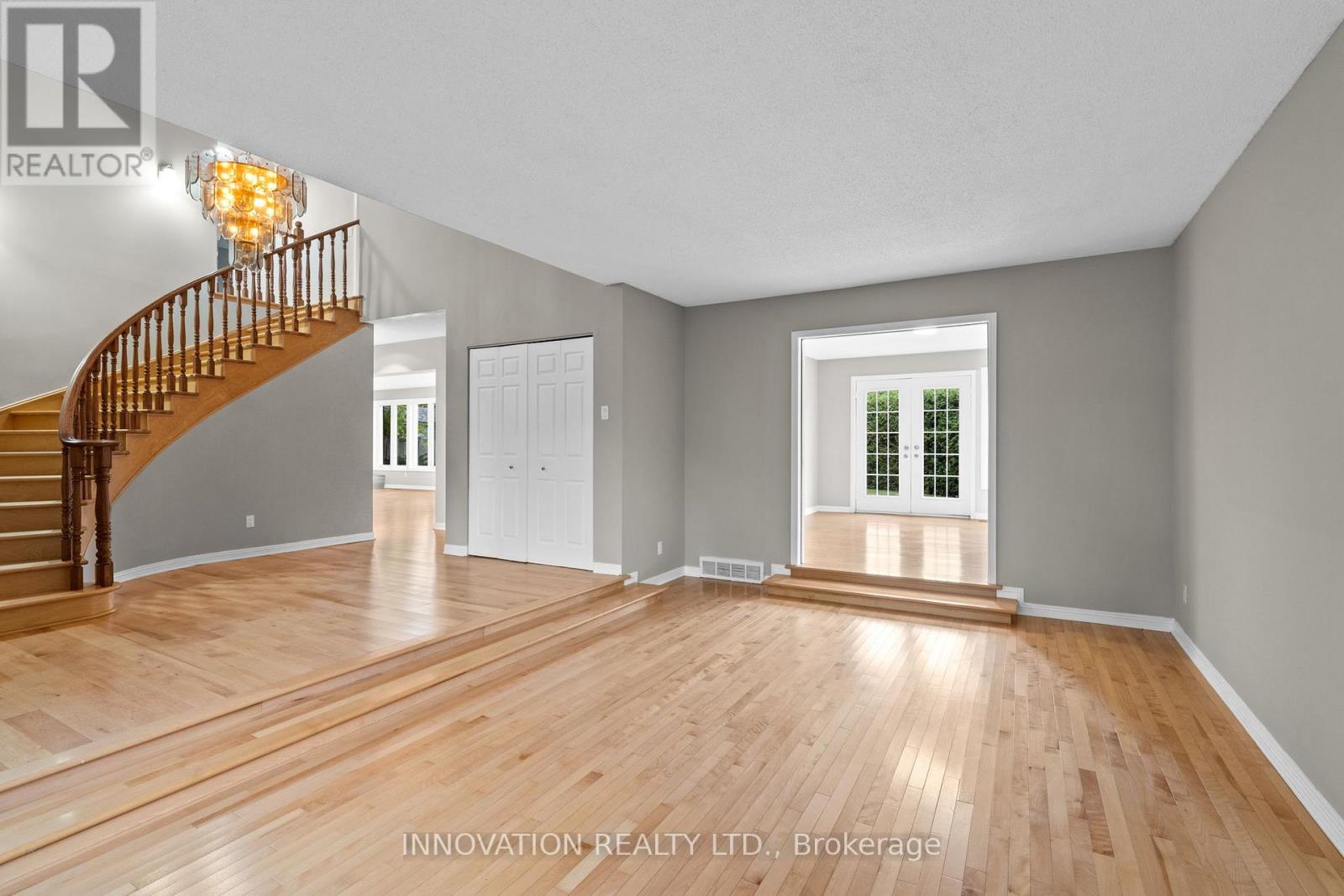 206 Cypress Court, Ottawa, Ontario  K2H 8Z8 - Photo 4 - X12426983