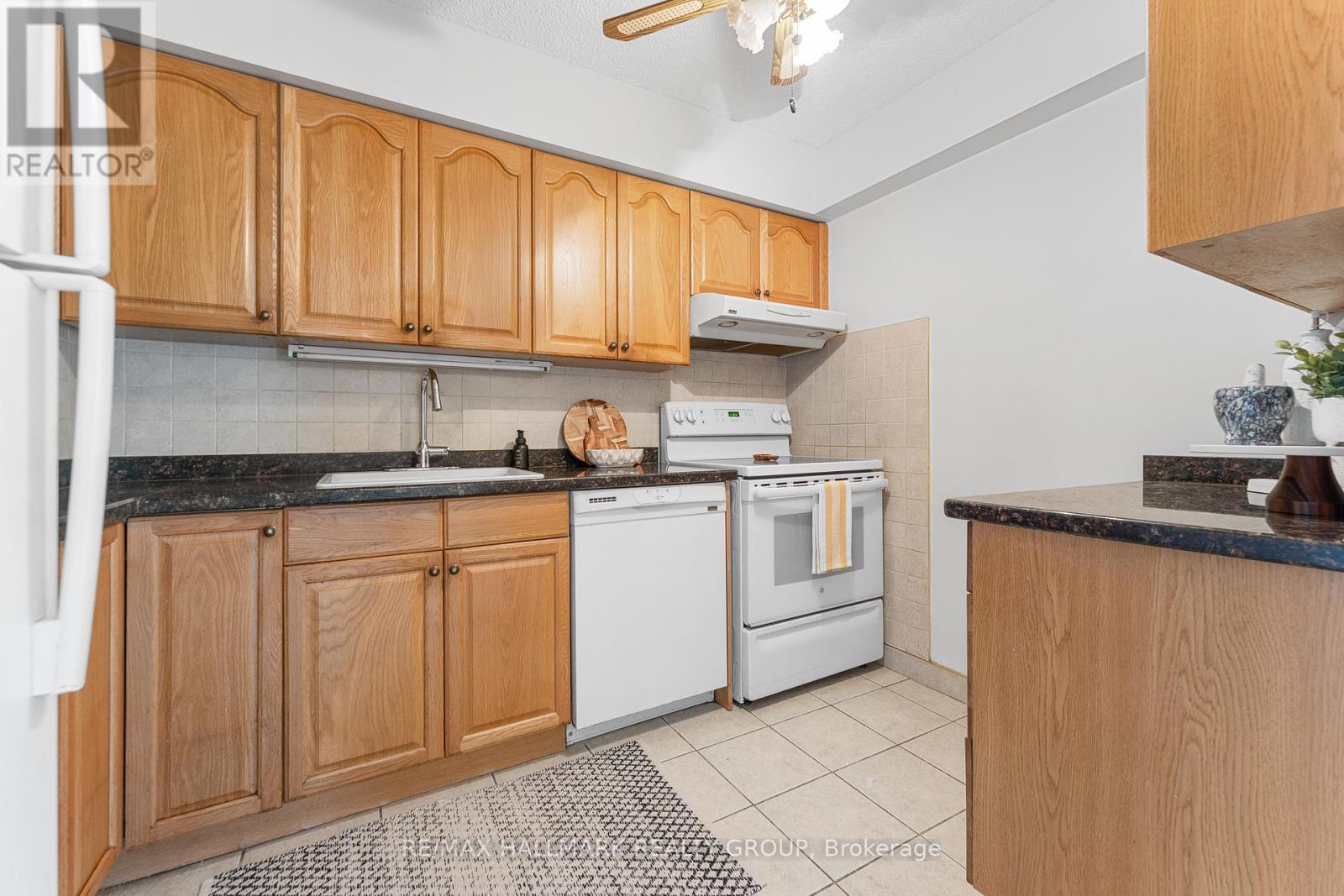 808 - 158c Mcarthur Avenue, Ottawa, Ontario  K1L 8E7 - Photo 4 - X12427053