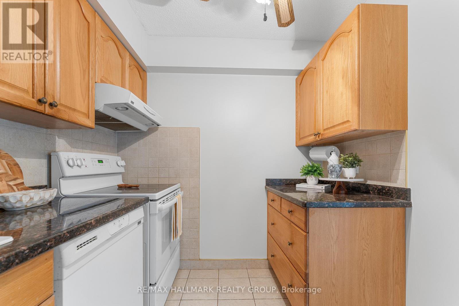 808 - 158c Mcarthur Avenue, Ottawa, Ontario  K1L 8E7 - Photo 6 - X12427053