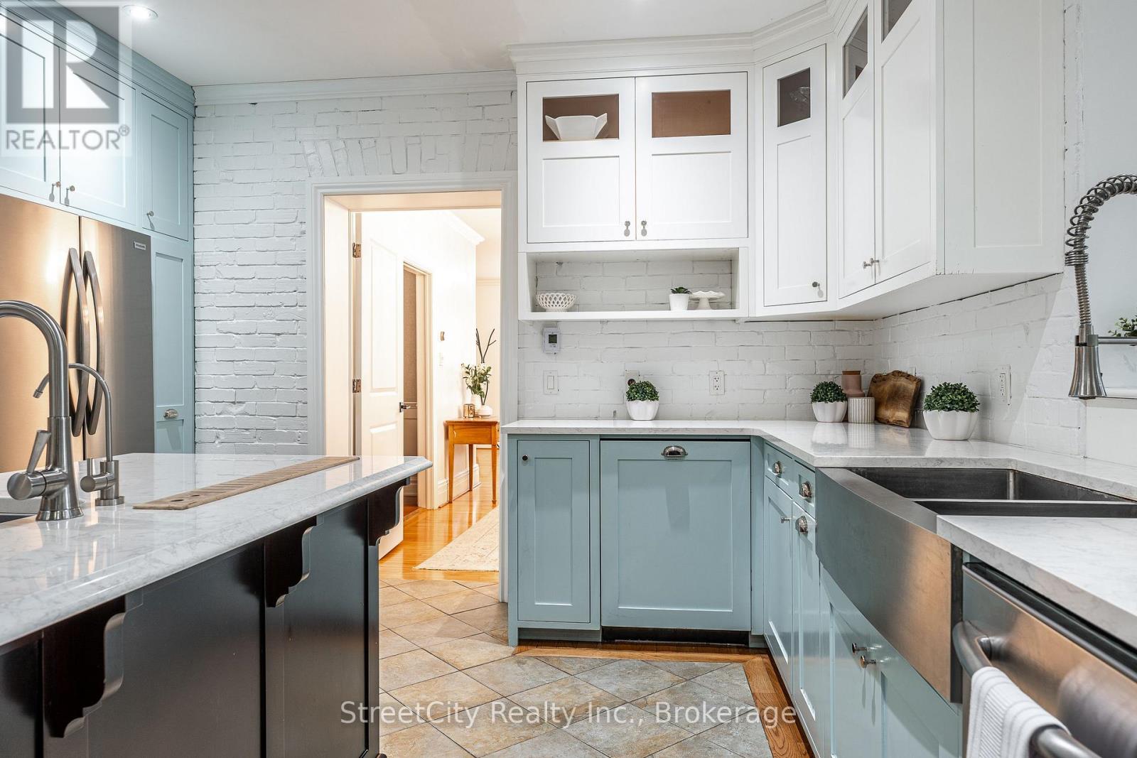 18 Waterloo Street N, Stratford, Ontario  N5A 5H5 - Photo 13 - X12427019