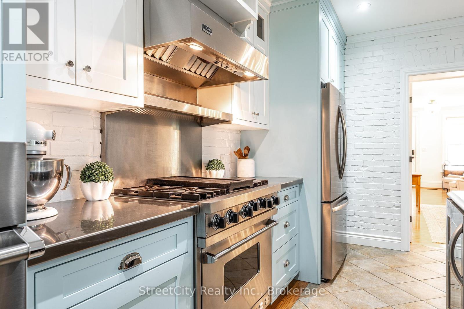 18 Waterloo Street N, Stratford, Ontario  N5A 5H5 - Photo 17 - X12427019