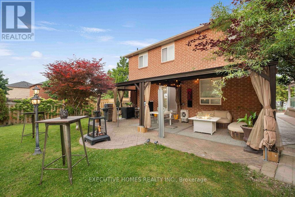 8 Shallimar Court, Brampton, Ontario  L6X 4N2 - Photo 4 - W12426897