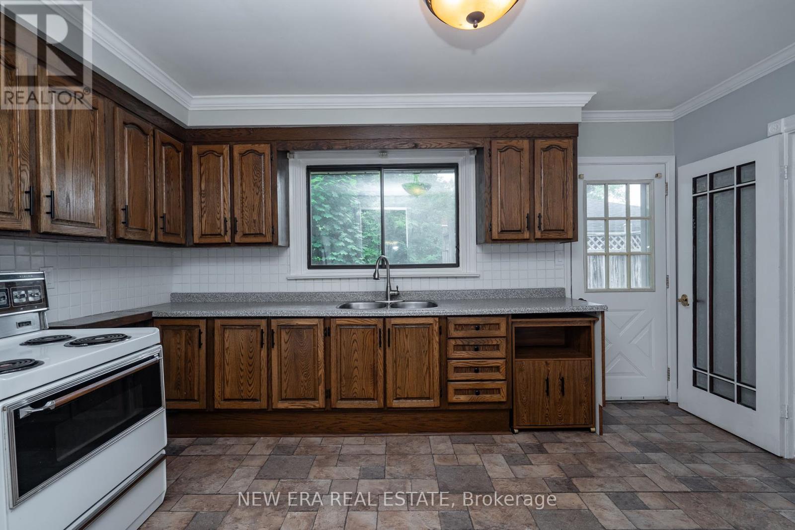 1553 Wembury Road, Mississauga, Ontario  L5J 2L8 - Photo 12 - W12426905