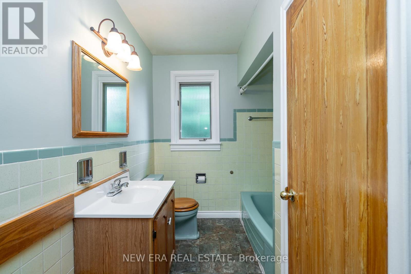 1553 Wembury Road, Mississauga, Ontario  L5J 2L8 - Photo 15 - W12426905