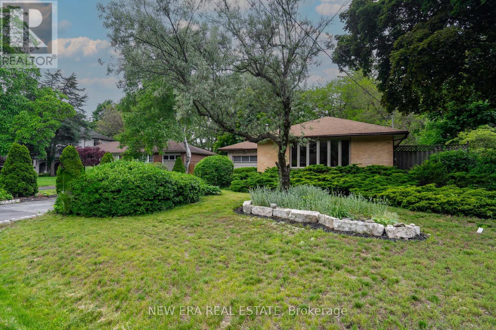 1553 Wembury Road, Mississauga, Ontario  L5J 2L8 - Photo 2 - W12426905