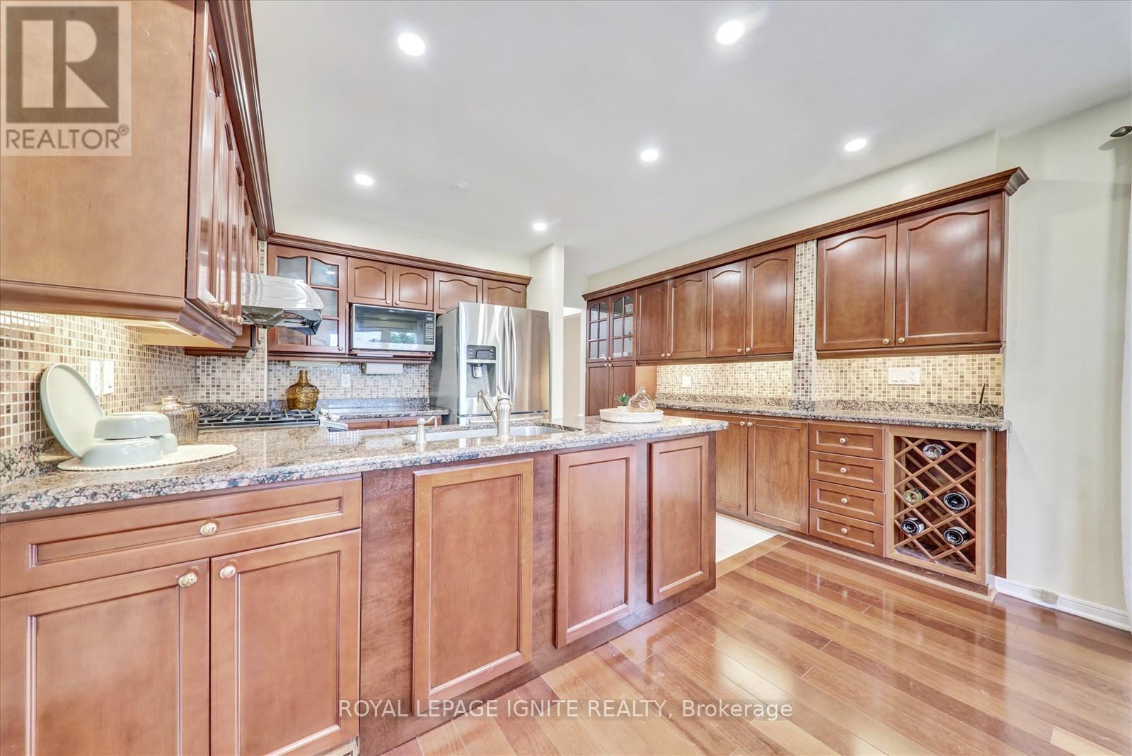 2061 Folkway Drive, Mississauga, Ontario  L5L 3G3 - Photo 11 - W12426923