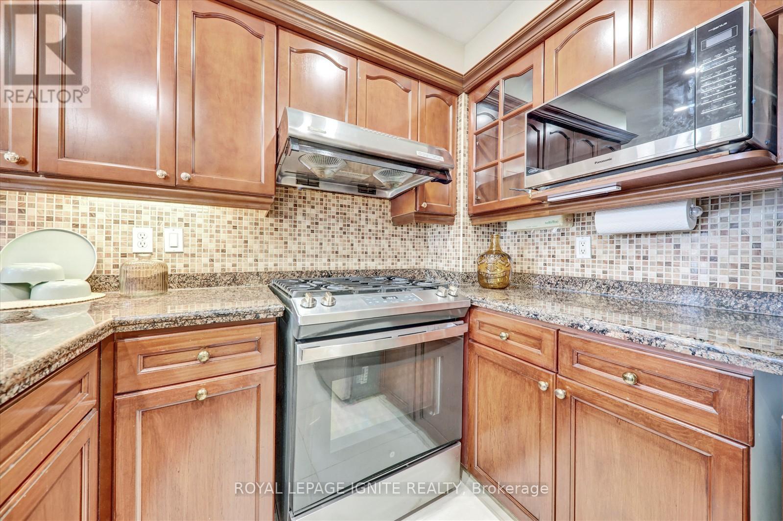 2061 Folkway Drive, Mississauga, Ontario  L5L 3G3 - Photo 12 - W12426923