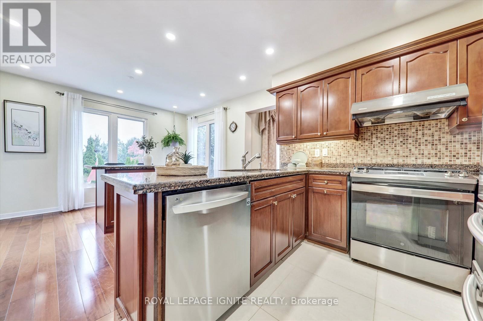 2061 Folkway Drive, Mississauga, Ontario  L5L 3G3 - Photo 13 - W12426923