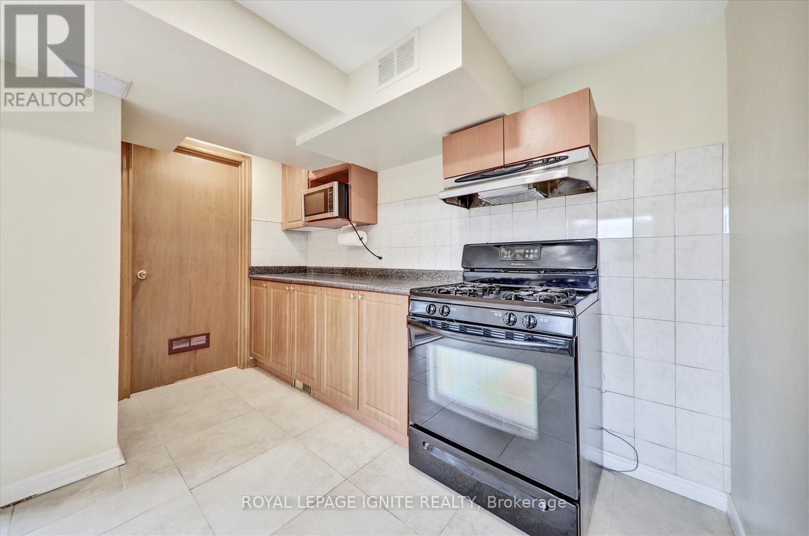 2061 Folkway Drive, Mississauga, Ontario  L5L 3G3 - Photo 33 - W12426923