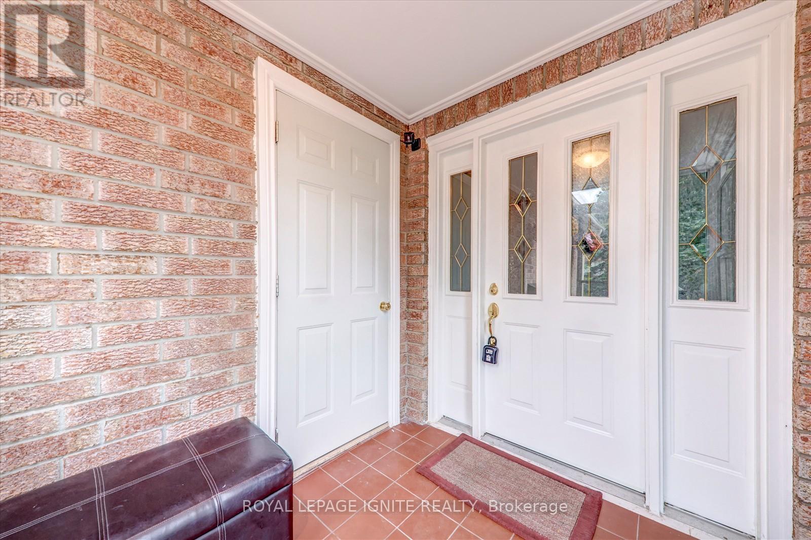 2061 Folkway Drive, Mississauga, Ontario  L5L 3G3 - Photo 4 - W12426923