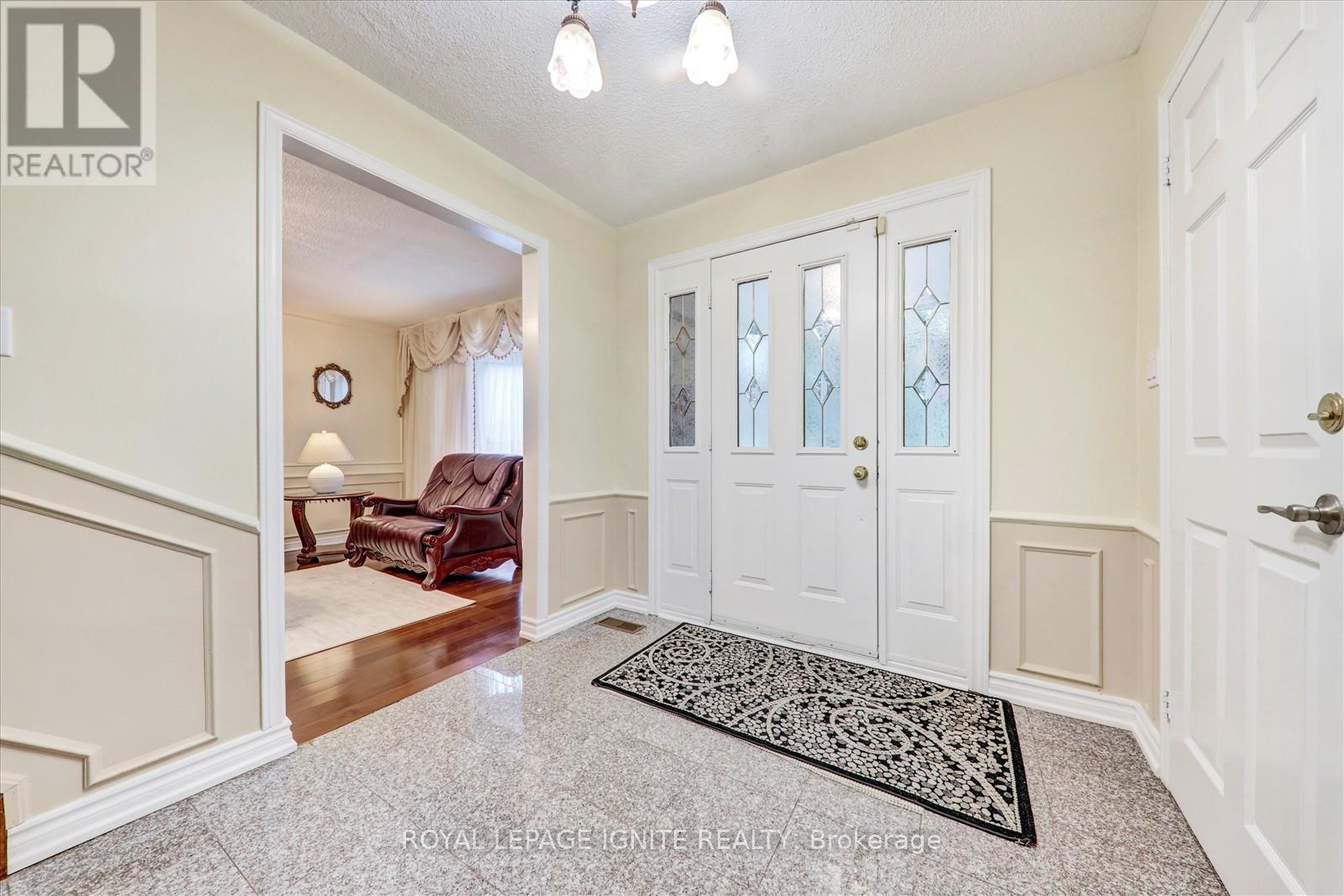 2061 Folkway Drive, Mississauga, Ontario  L5L 3G3 - Photo 5 - W12426923
