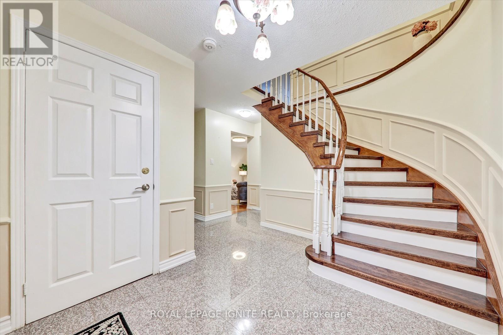 2061 Folkway Drive, Mississauga, Ontario  L5L 3G3 - Photo 6 - W12426923