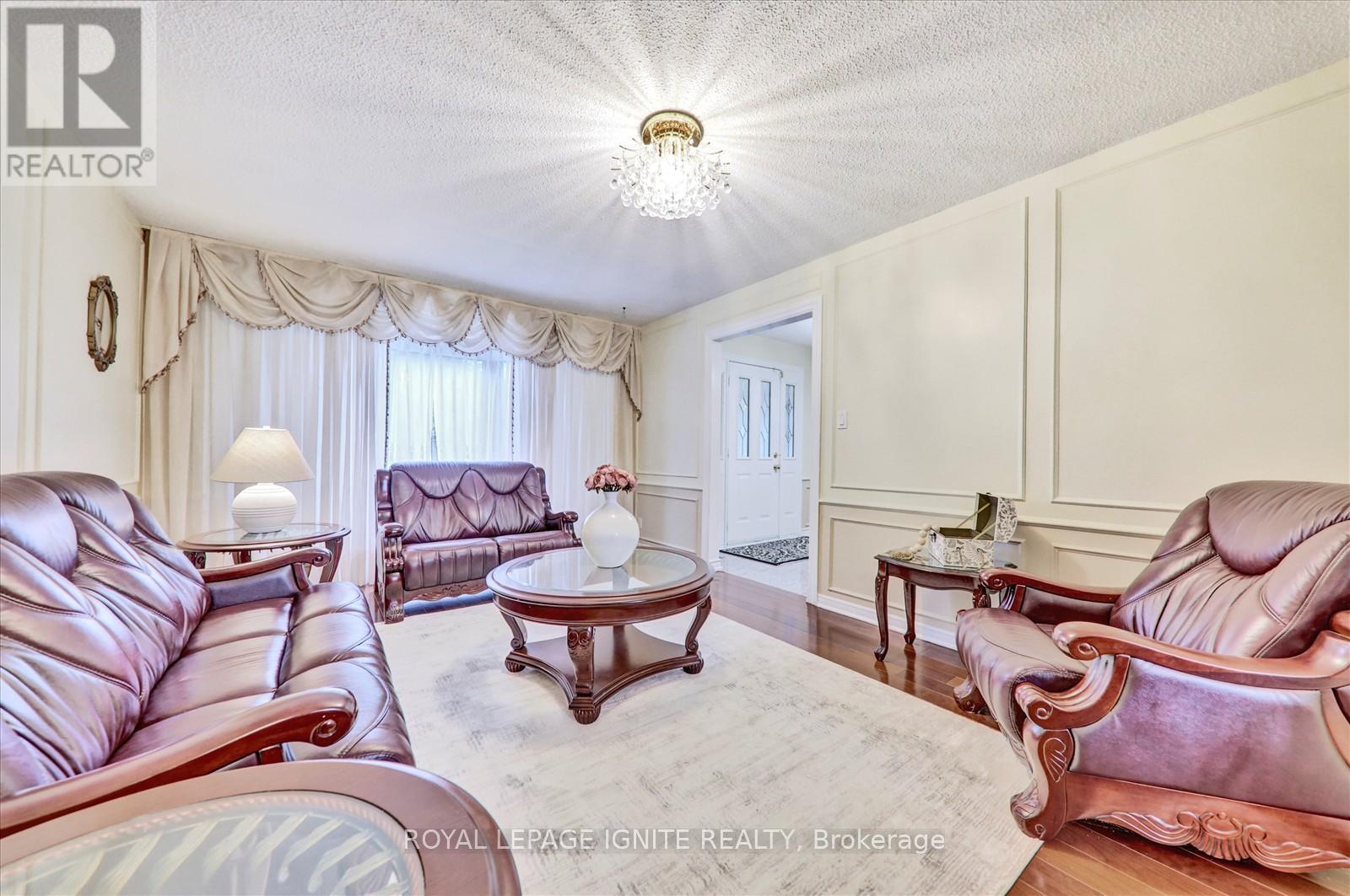 2061 Folkway Drive, Mississauga, Ontario  L5L 3G3 - Photo 8 - W12426923