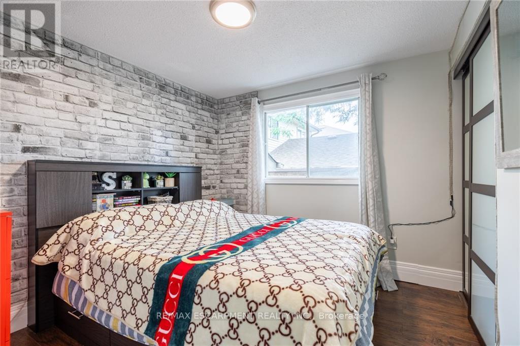5 Twinoaks Crescent, Hamilton, Ontario  L8J 2E6 - Photo 18 - X12426878