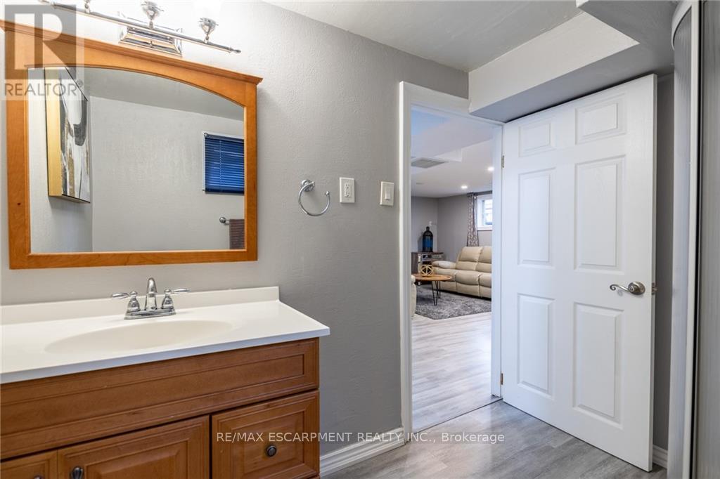 5 Twinoaks Crescent, Hamilton, Ontario  L8J 2E6 - Photo 27 - X12426878