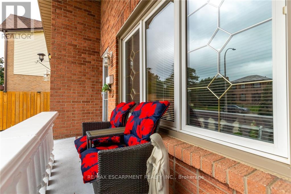 5 Twinoaks Crescent, Hamilton, Ontario  L8J 2E6 - Photo 3 - X12426878