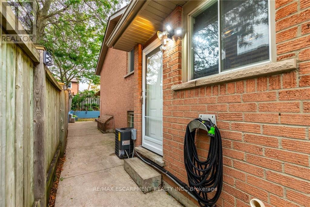 5 Twinoaks Crescent, Hamilton, Ontario  L8J 2E6 - Photo 32 - X12426878