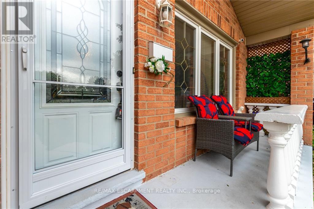 5 Twinoaks Crescent, Hamilton, Ontario  L8J 2E6 - Photo 4 - X12426878