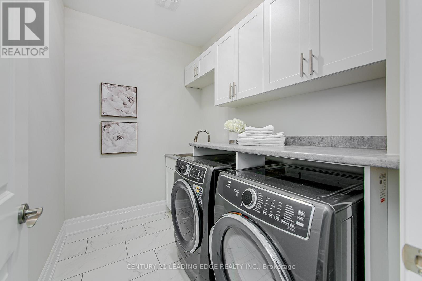 108 Lorne Thomas Place, New Tecumseth (Alliston), Ontario  L0L 1L0 - Photo 7 - N12426943