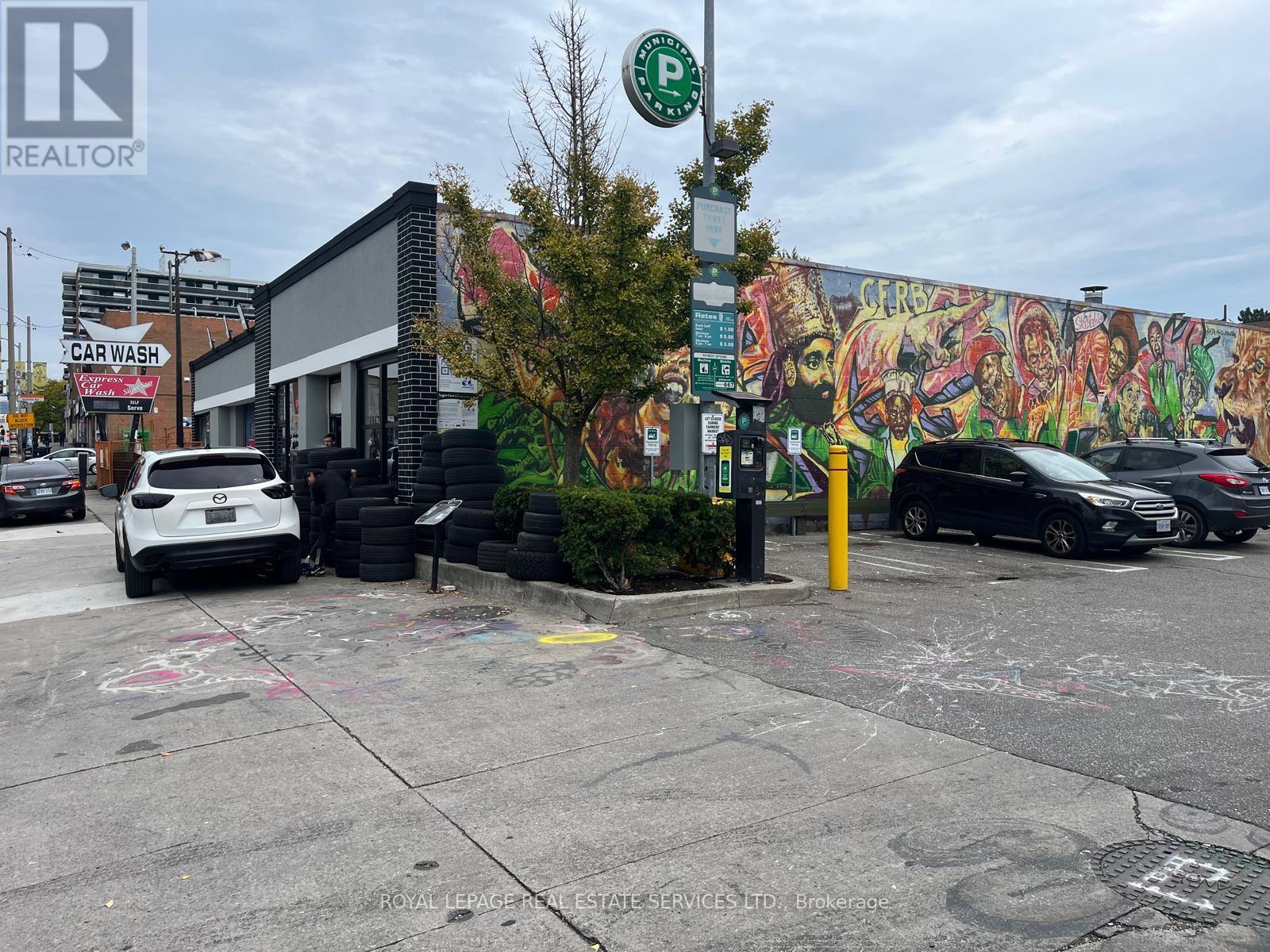 1529 Eglinton Avenue W, Toronto, Ontario  M6E 2G7 - Photo 8 - C12415934