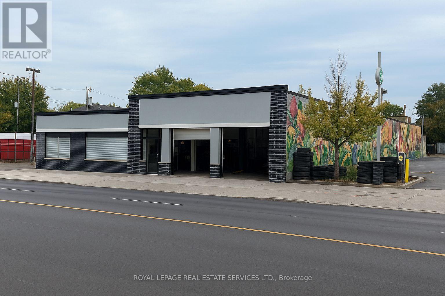 1529 Eglinton Avenue W, Toronto, Ontario  M6E 2G7 - Photo 3 - C12415934