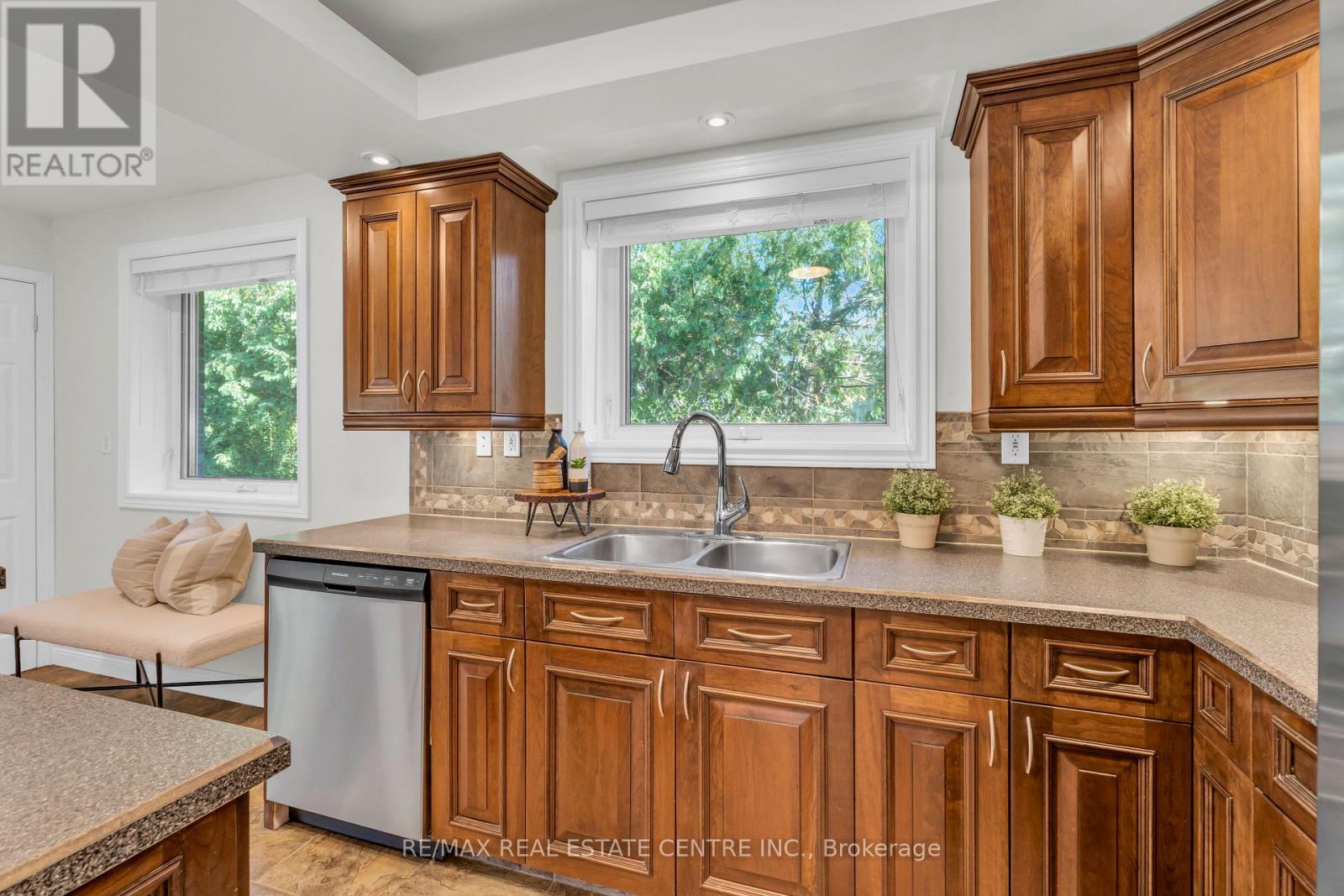 3 Stockman Crescent, Halton Hills, Ontario  L7G 1J5 - Photo 17 - W12427031