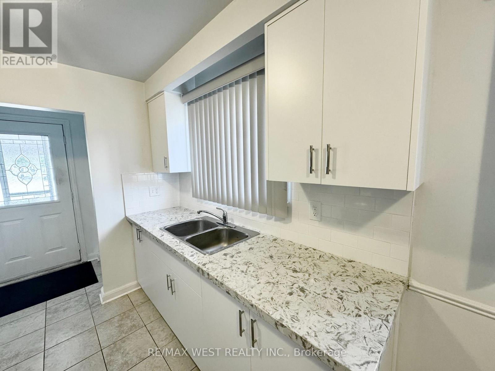 25 Bimini Crescent, Toronto, Ontario  M3N 1S1 - Photo 3 - W12427057