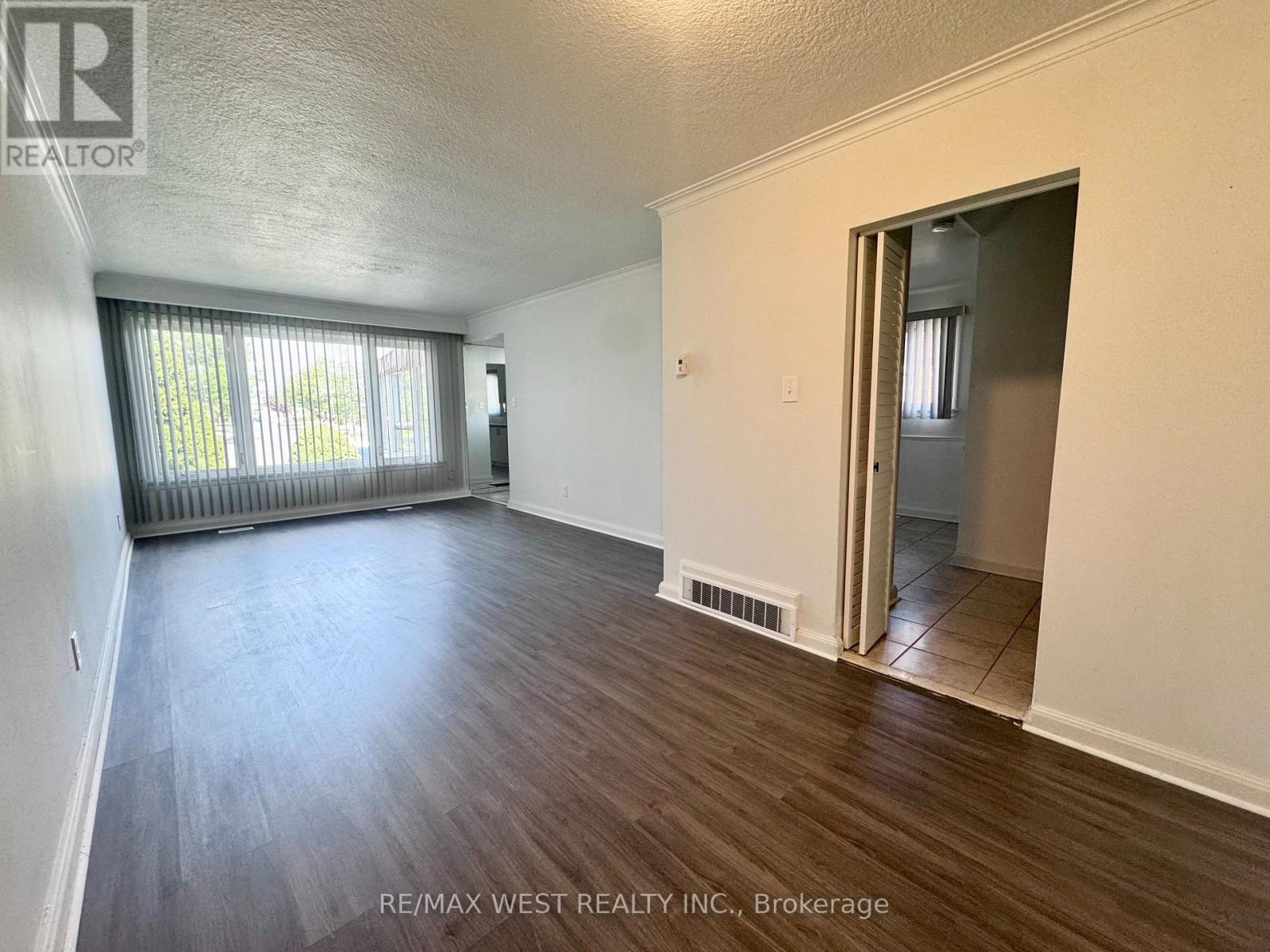25 Bimini Crescent, Toronto, Ontario  M3N 1S1 - Photo 5 - W12427057