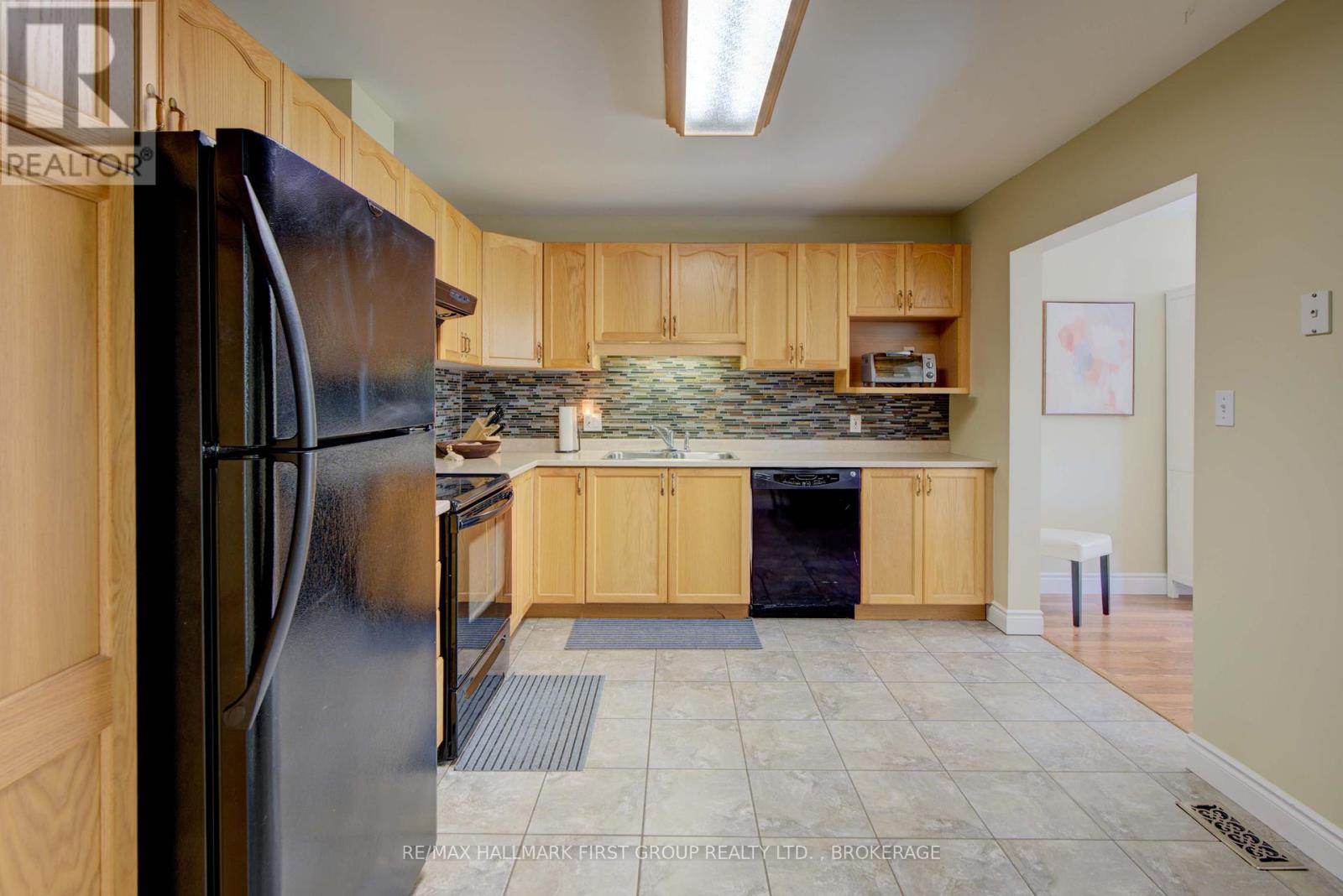 580 Heritage Court, Kingston, Ontario  K7M 9C9 - Photo 8 - X12427114