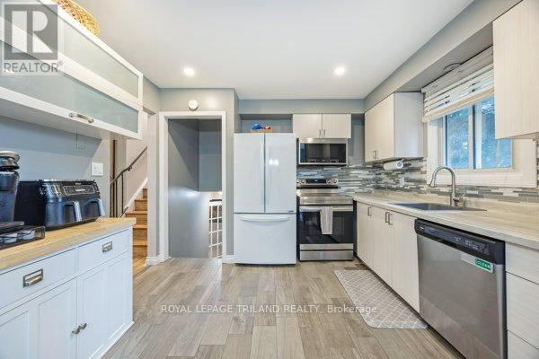 17 Winding Way Crescent, London North, Ontario  N6G 3E8 - Photo 12 - X12427074