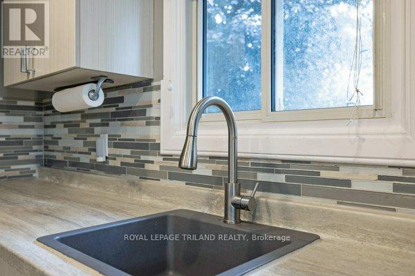 17 Winding Way Crescent, London North, Ontario  N6G 3E8 - Photo 13 - X12427074