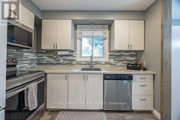 17 Winding Way Crescent, London North, Ontario  N6G 3E8 - Photo 14 - X12427074