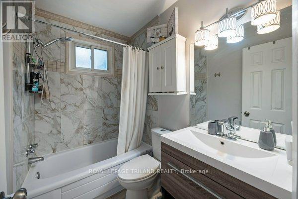 17 Winding Way Crescent, London North, Ontario  N6G 3E8 - Photo 21 - X12427074