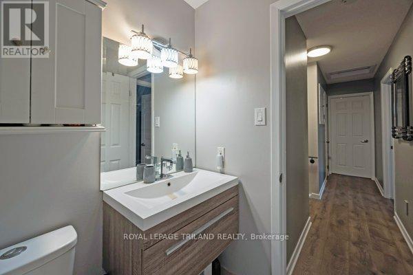 17 Winding Way Crescent, London North, Ontario  N6G 3E8 - Photo 22 - X12427074
