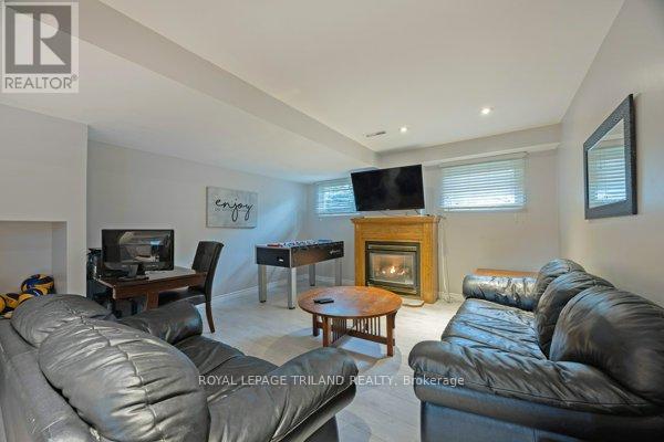 17 Winding Way Crescent, London North, Ontario  N6G 3E8 - Photo 25 - X12427074