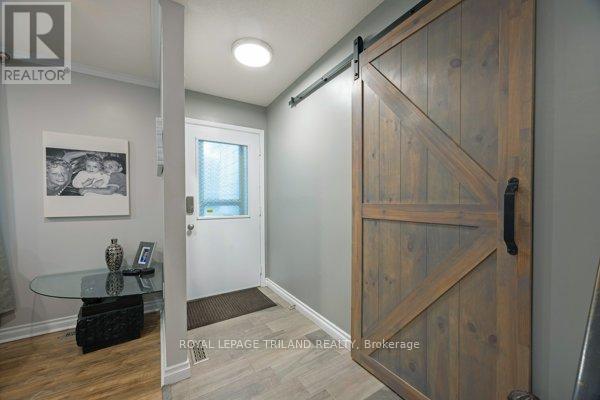 17 Winding Way Crescent, London North, Ontario  N6G 3E8 - Photo 4 - X12427074