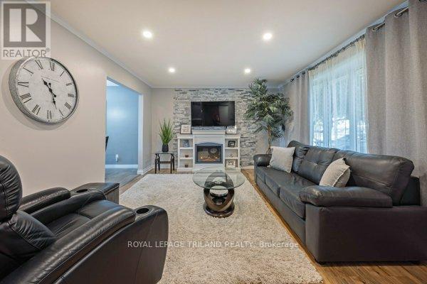 17 Winding Way Crescent, London North, Ontario  N6G 3E8 - Photo 6 - X12427074