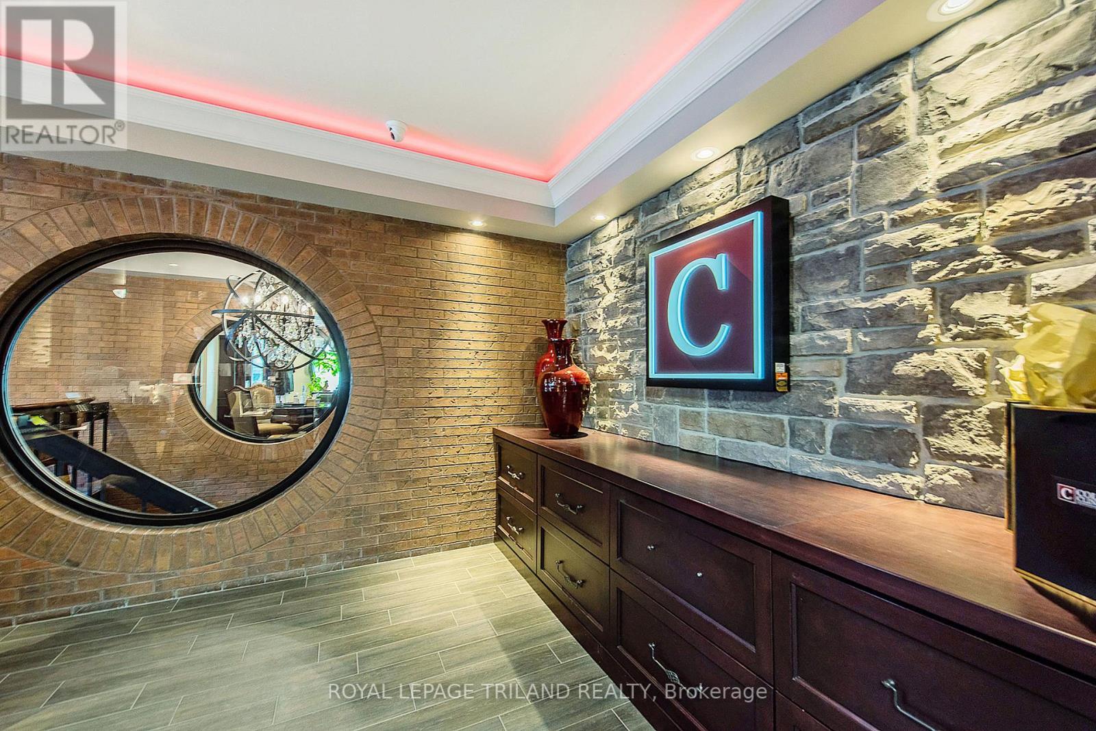 424 Waterloo Street, London East, Ontario  N6B 2P2 - Photo 9 - X12427087