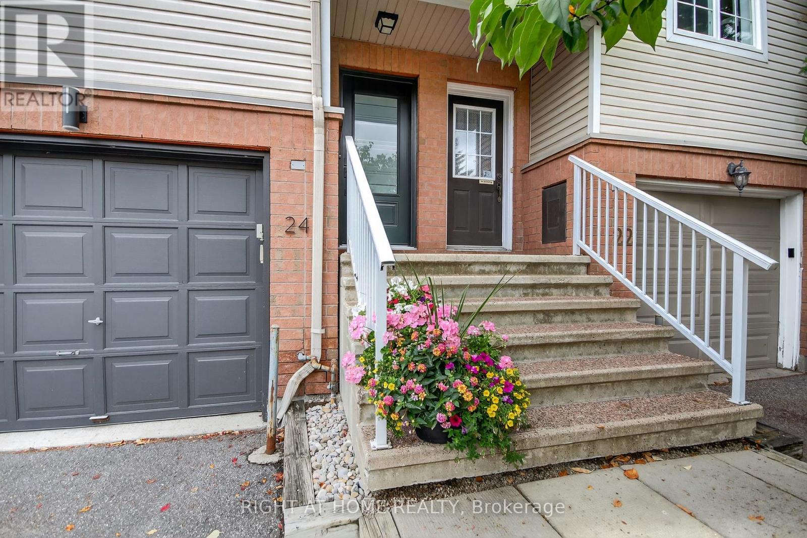 24 Manhattan Crescent, Ottawa, Ontario  K2C 4B4 - Photo 2 - X12427136