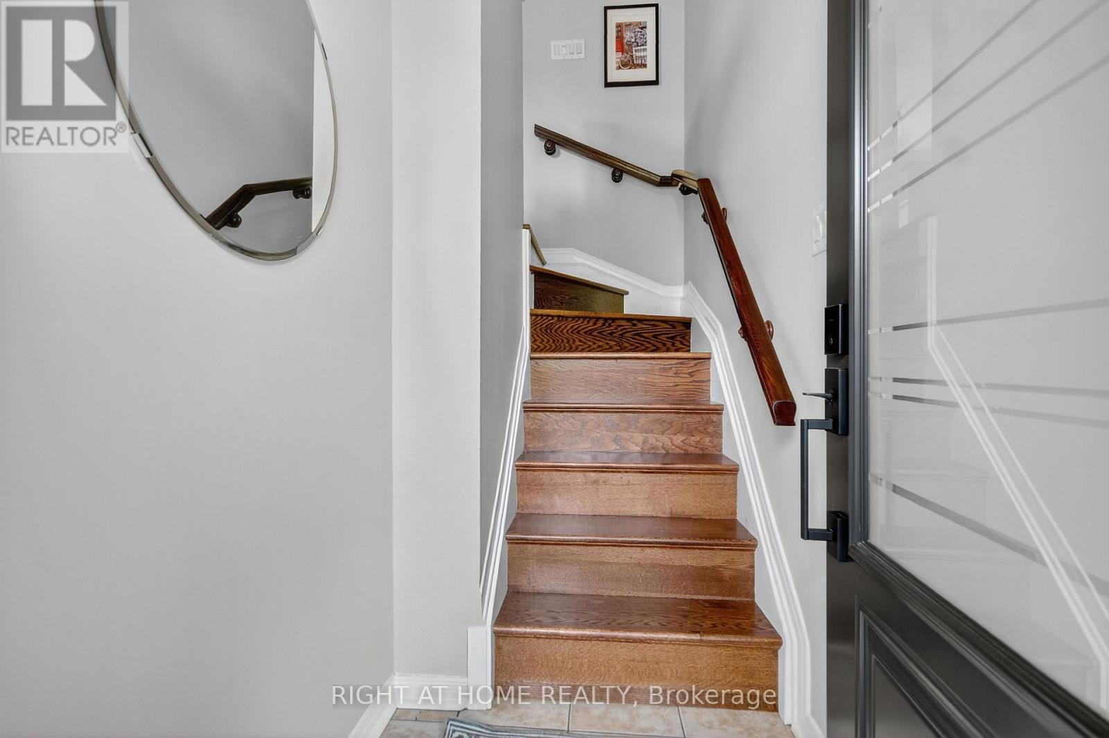 24 Manhattan Crescent, Ottawa, Ontario  K2C 4B4 - Photo 3 - X12427136