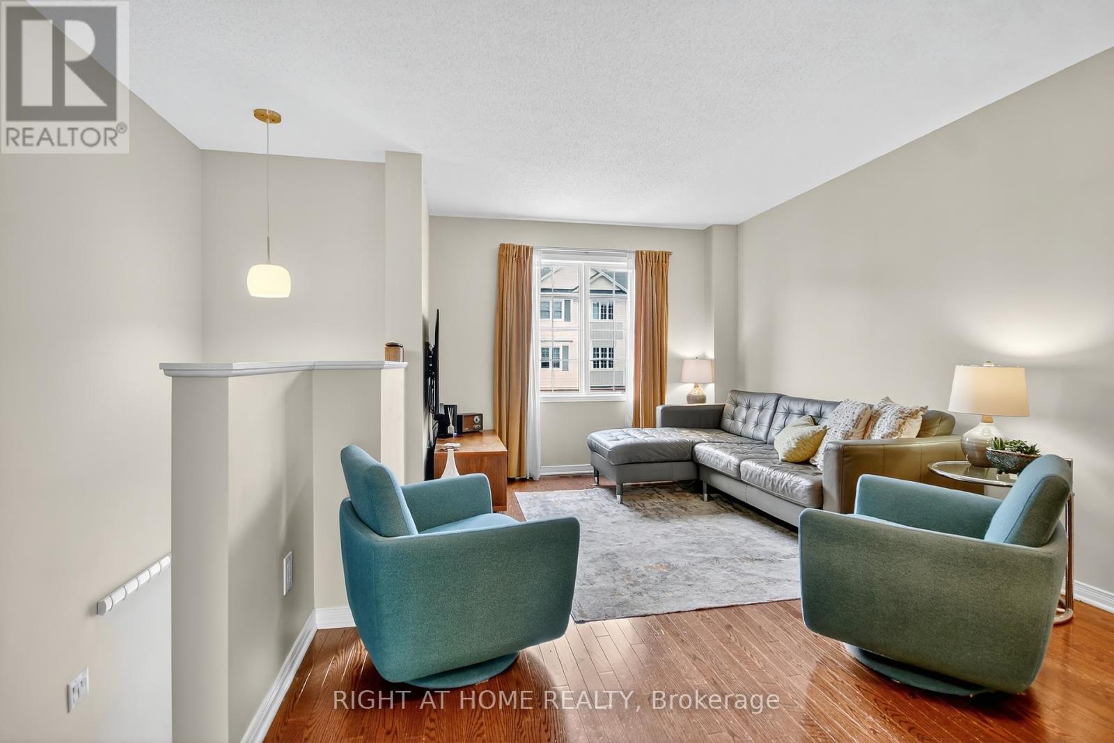 24 Manhattan Crescent, Ottawa, Ontario  K2C 4B4 - Photo 4 - X12427136