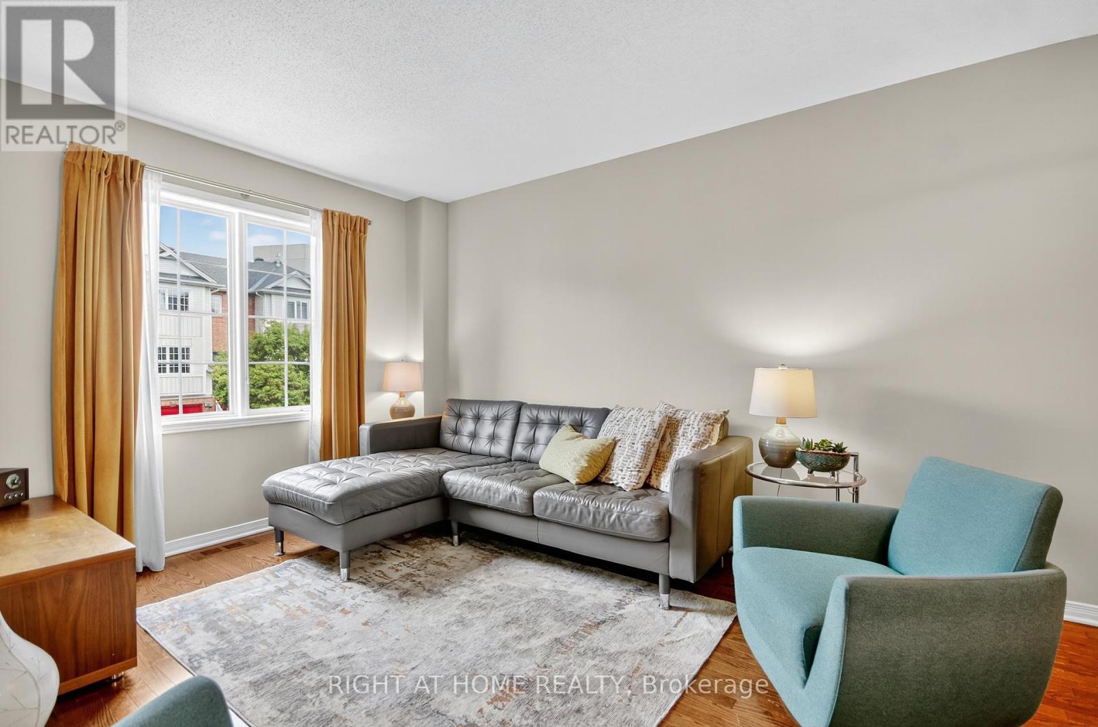 24 Manhattan Crescent, Ottawa, Ontario  K2C 4B4 - Photo 6 - X12427136
