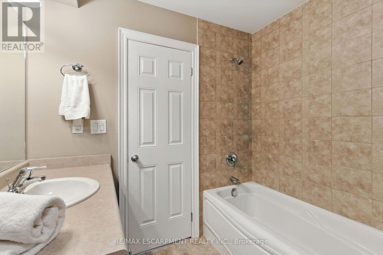 4 Burgundy Grove, Hamilton, Ontario  L8K 0E7 - Photo 20 - X12427004