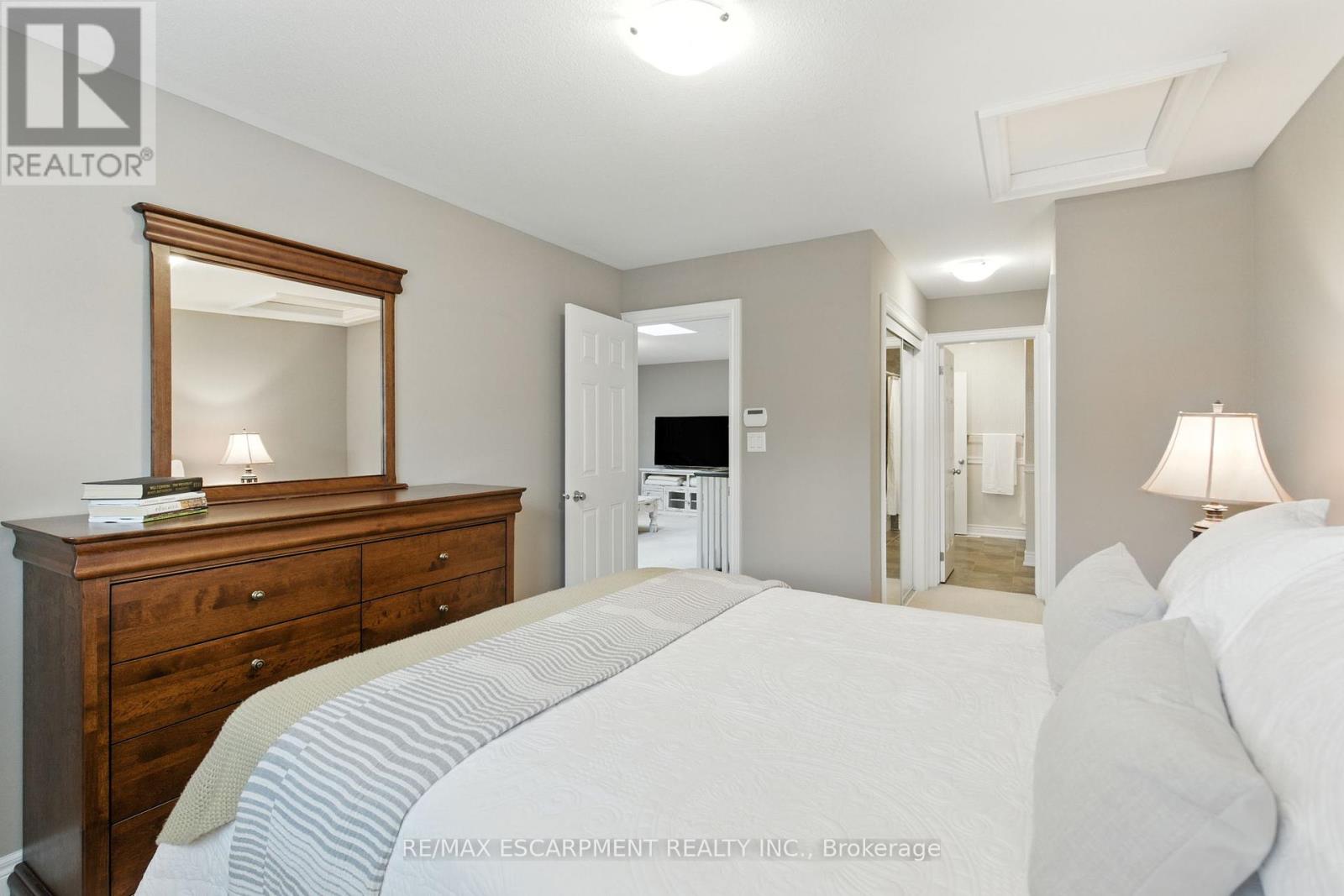 4 Burgundy Grove, Hamilton, Ontario  L8K 0E7 - Photo 26 - X12427004