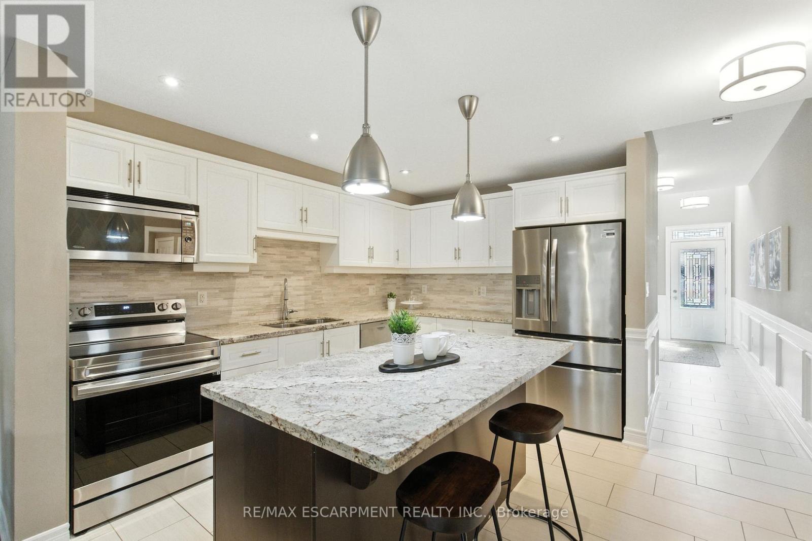 4 Burgundy Grove, Hamilton, Ontario  L8K 0E7 - Photo 9 - X12427004