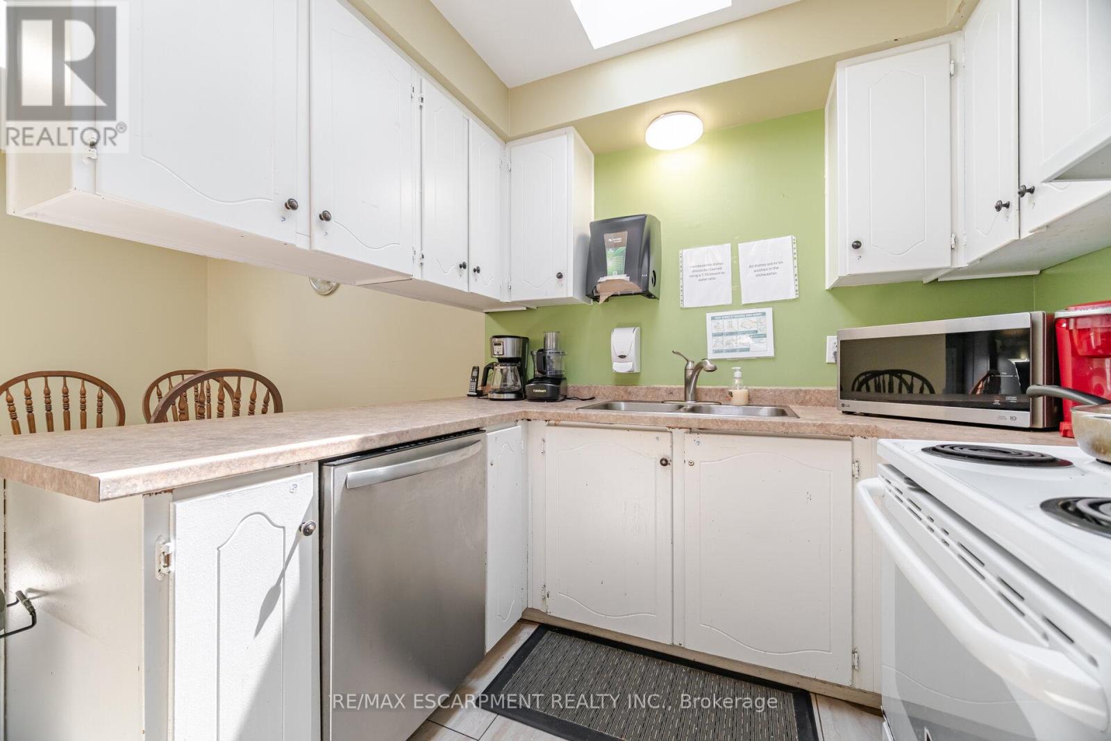178 Athenia Drive, Hamilton, Ontario  L8J 1V8 - Photo 15 - X12427054