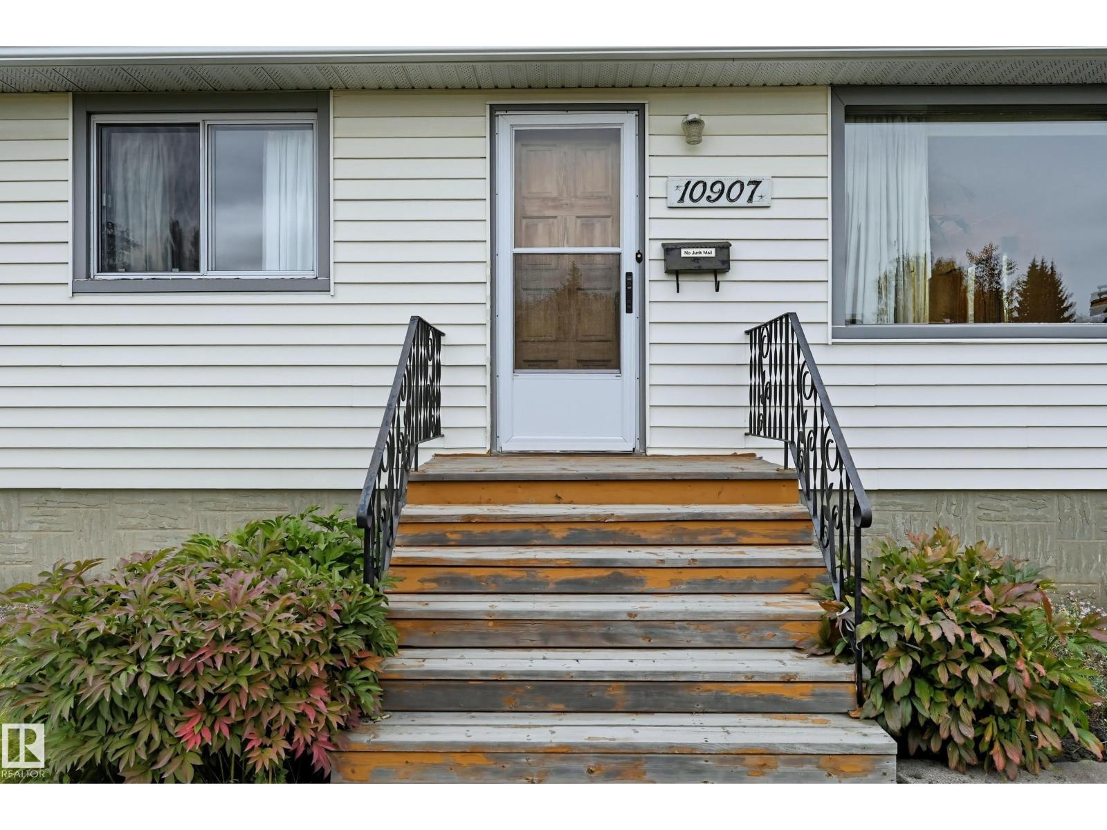 10907 149 St Nw, Edmonton, Alberta  T5P 1M7 - Photo 2 - E4459494