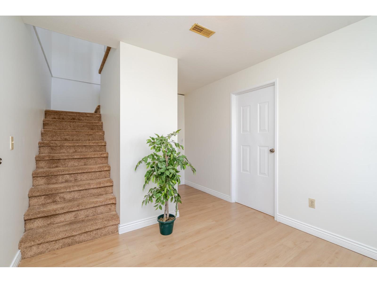32120 Rogers Avenue, Abbotsford, British Columbia  V2T 5B7 - Photo 5 - R3051503