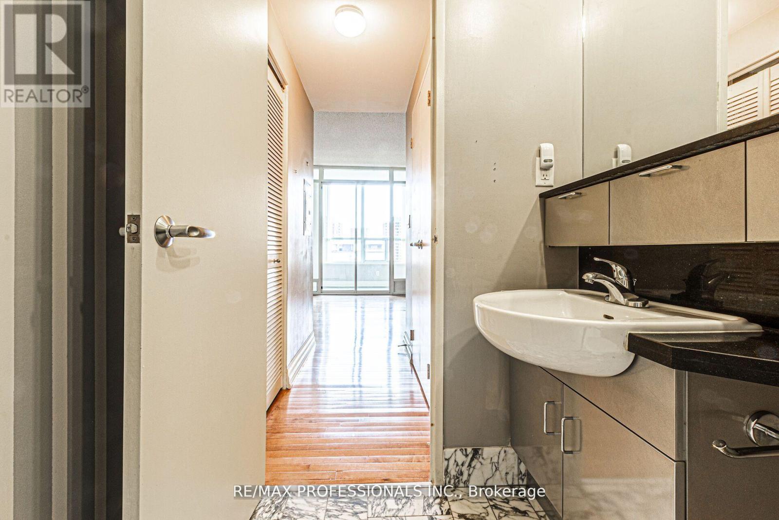 1007 - 70 Alexander Street, Toronto, Ontario  M4Y 3B6 - Photo 14 - C12427096