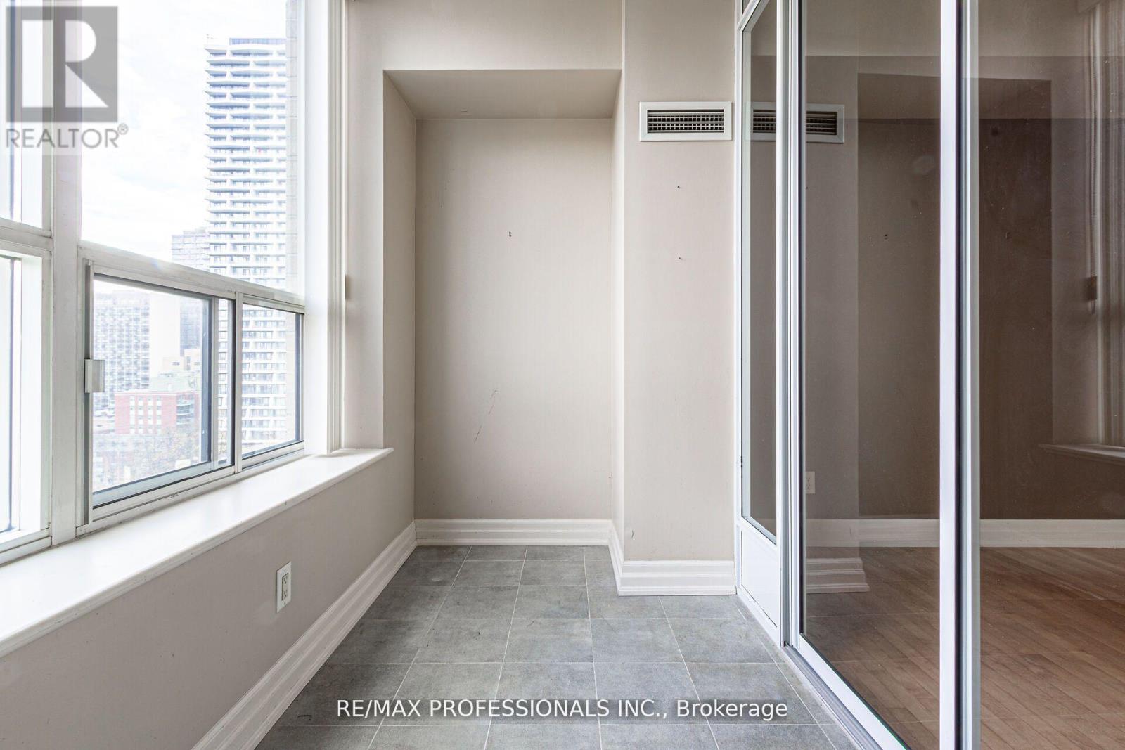 1007 - 70 Alexander Street, Toronto, Ontario  M4Y 3B6 - Photo 15 - C12427096